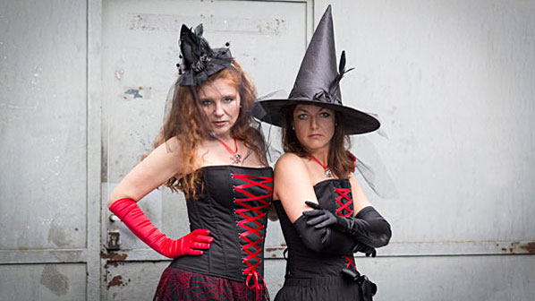 Vampir und Vampirzähne, Hexe und Hexenhut, Spinne, Kunstblut, Theaterblut, künstliche Wunde, Plastikwunde für Halloween – Jeck Jewand Köln Sülz