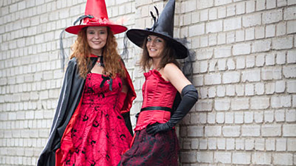 Vampir und Vampirzähne, Hexe und Hexenhut, Spinne, Kunstblut, Theaterblut, künstliche Wunde, Plastikwunde für Halloween – Jeck Jewand Köln Sülz